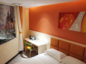 武汉贝壳武汉市武汉大学酒店的配有一张床和一张书桌的酒店客房