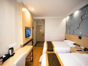 合肥格林豪泰安徽省合肥市芜湖路万达广场快捷酒店的酒店客房设有两张床和一台平面电视。