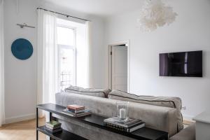 里加MIRO Rooms - French chic, free private parking的客厅配有沙发和桌子