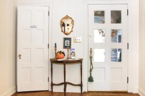 AppomattoxLongacre of Appomattox的一间设有白色门和一张带镜子的桌子的房间