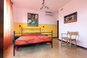 圣莱奥Osteria Belvedere的一间卧室配有一张床和一把椅子