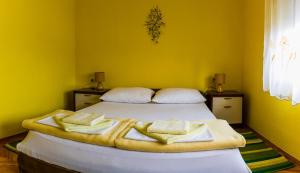 斯诺基丹妮拉旅馆的一间卧室配有带毛巾的床
