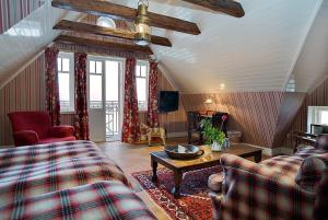默勒库拉堡瑞典酒店的客厅配有沙发和桌子