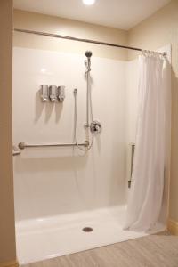 西棕榈滩Pioneer Inn的浴室内配有淋浴帘。