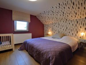 ElsenbornLuxurious Holiday Home with Sauna in B tgenbach的一间卧室设有一张带木墙的大床