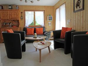 南达Chalet in Saclentse Basse Nendaz near Ski Area的带沙发和桌子的客厅