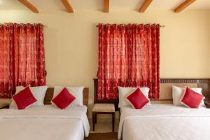 KSTDC Hotel Mayura Shantala Halebeedu客房内的一张或多张床位