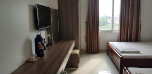 Thach Loi映阳酒店的酒店客房设有一张桌子、一台电视和一张床