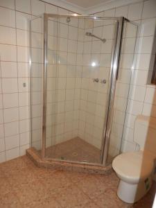 卡那封格纳拉鲁站-家园假日公园的带淋浴和卫生间的浴室