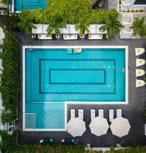 会安会安至诚酒店及Spa的享有酒店游泳池的顶部景色