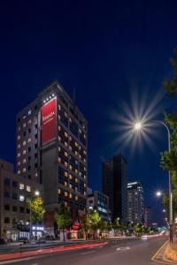 首尔华美达酒店的一面有红色标志的高楼