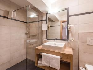 蒂罗尔-基希贝格里夫特酒店的一间带水槽和淋浴的浴室