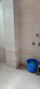 戈尔哈布尔Solanki Guest House的浴室设有蓝色浴缸和绿色碗