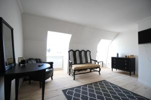 斯德哥尔摩Riddersviks Herrgård的客厅配有桌子、椅子和书桌