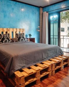 库德岛Baan Rabieng Talay Homestayบ้านระเบียงทะเล โฮมสเตย์เกาะกูด的一间卧室配有一张木架大床