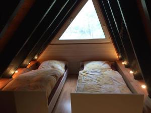 布兰肯海姆Familienfreundliches-Ferienhaus-mit-Waldrand-Lage的小型客房 - 带2张床和窗户