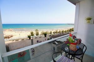 阿利坎特Apartamento Postiguet的客房设有一个享有海滩美景的阳台。