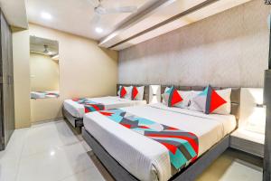 孟买FabHotel Grand Heritage Kurla West的一间卧室,配有两张床