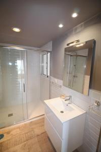 阿利坎特Apartamento Voramar的浴室配有白色水槽和淋浴。