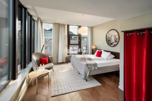 卑尔根卑尔根证券交易所酒店的配有一张床和一把椅子的酒店客房
