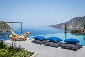 阿索斯Braunis Horio Villas的一个带枕头的游泳池,享有水景