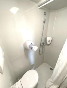 马蒂格Première Classe Martigues的白色的浴室设有卫生间和淋浴。
