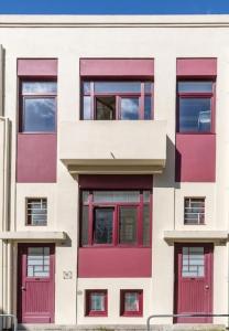 波尔图PATH Porto Apartments的白色的建筑,有红色的门窗
