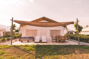马尔马里Sails on Kos Ecolux Tented Village的凉亭配有沙发和桌椅