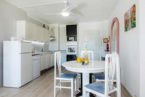 阿尔库迪亚港Apartamento Villa Cancun的白色的厨房配有白色的桌子和椅子
