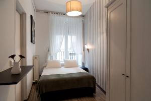 马德里马德里节日旅馆的一间卧室设有一张床和一个窗口