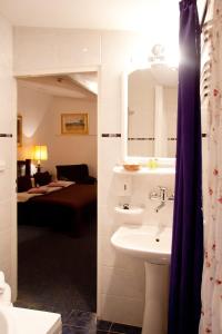 托伦布丁奥瑞艾姆酒店的一间带水槽和镜子的浴室