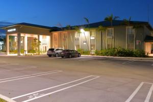 西棕榈滩Pioneer Inn的停车场,停车场停在大楼前
