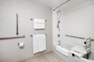恩菲尔德Holiday Inn Express & Suites Halifax Airport, an IHG Hotel的带浴缸、水槽和毛巾的浴室
