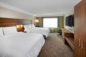 恩菲尔德Holiday Inn Express & Suites Halifax Airport, an IHG Hotel的酒店客房设有两张床和一台平面电视。