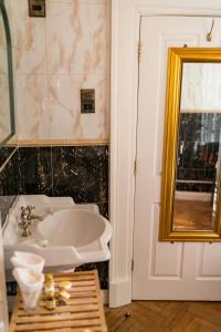 诺里奇St Giles House Hotel的一间带水槽和镜子的浴室