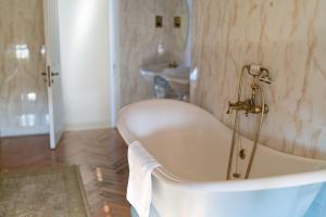 诺里奇St Giles House Hotel的浴室配有白色浴缸及水槽