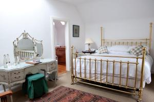 科尔热南阿尔达奈塞格酒店的一间卧室配有一张床、镜子和一张桌子