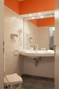 莱比锡亚达吉奥酒店的一间带水槽和镜子的浴室