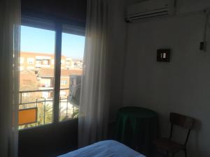 MoraHostal agripino y Restaurante asiático的一间卧室设有一张床和一个美景窗户。