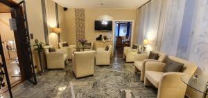 吕德斯海姆霍纳酒店的一间设有白色椅子的等候室和候机室