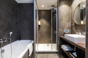 鹿特丹鹿特丹詹姆斯酒店的带浴缸、水槽和淋浴的浴室