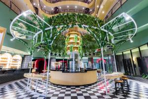 迪拜迪拜杜斯特天阙酒店的天花板上种有树木和植物的餐厅