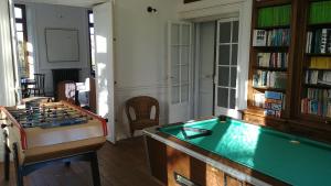 普卢阿Domaine de Keravel的客厅设有台球桌和书籍