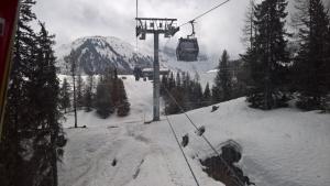 LongefoyHôtel et Appart'Hôtel Restaurant L'Adray的一座雪覆盖的山峰的滑雪缆车