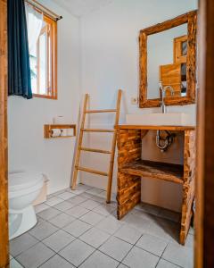 吉利特拉旺安Rascal House Gili Trawangan的一间带水槽、镜子和卫生间的浴室