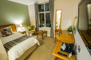 圣赫利尔泽西法兰西酒店的酒店客房设有床和窗户。