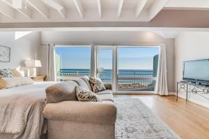 彭萨科拉海滩Big O Beach - White Sands Townhomes的一间卧室设有一张大床和一个大窗户