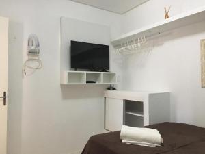 嘎林海斯港Chales Adria的白色客房,墙上配有平面电视