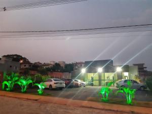 卡皮托利乌POUSADA LIMAS SUITES的透过停车场的窗户欣赏夜间美景