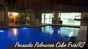 卡波布里奥Pousada Palmares的一座带蓝色灯光的大型游泳池